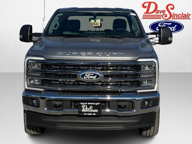 Ford Super Duty F-350 SRW Vehicle Full-screen Gallery Image 02