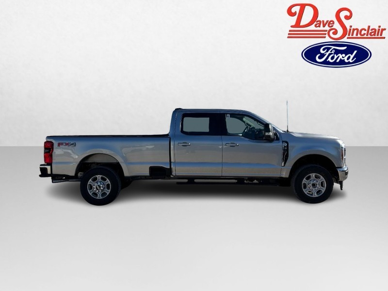 Ford Super Duty F-350 SRW Vehicle Full-screen Gallery Image 05