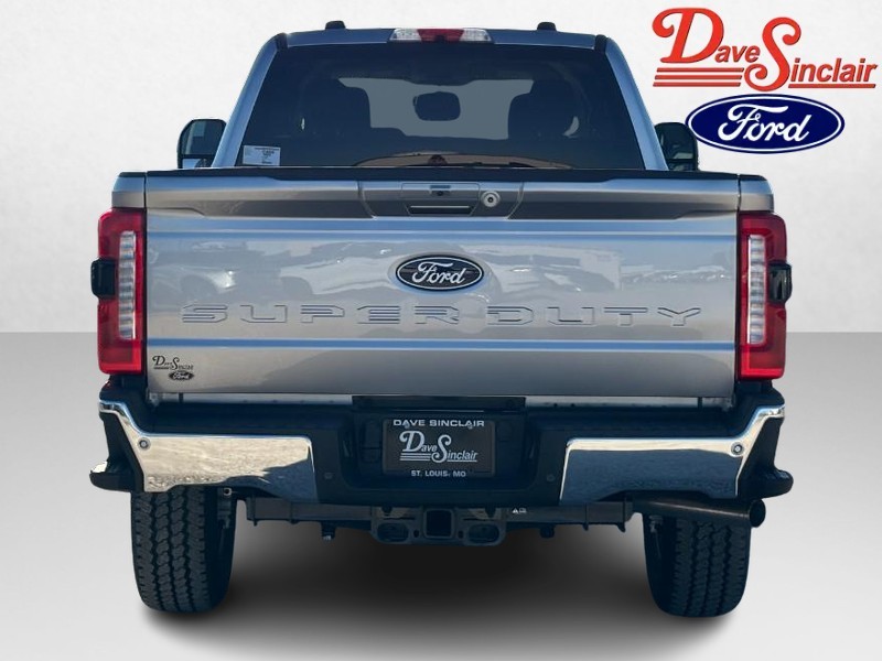 Ford Super Duty F-350 SRW Vehicle Full-screen Gallery Image 08