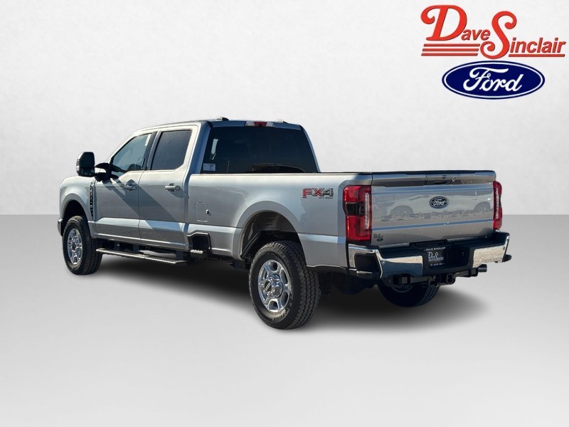 Ford Super Duty F-350 SRW Vehicle Full-screen Gallery Image 09