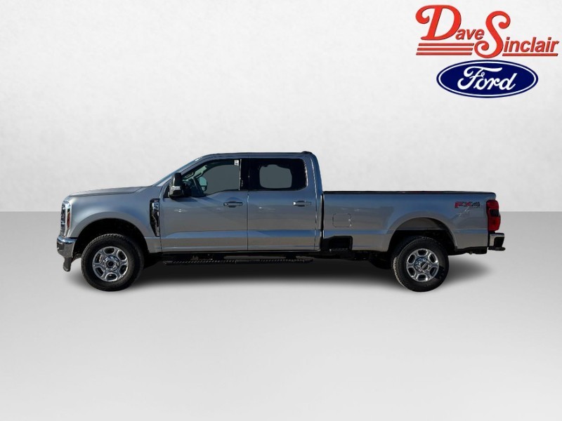 Ford Super Duty F-350 SRW Vehicle Full-screen Gallery Image 10