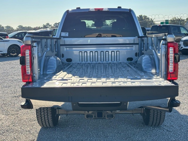 Ford Super Duty F-350 SRW Vehicle Full-screen Gallery Image 11