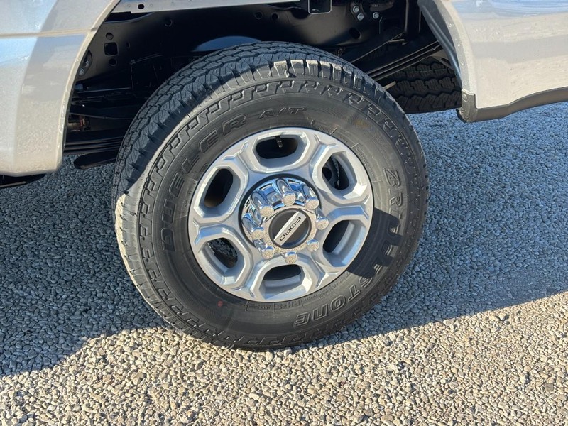 Ford Super Duty F-350 SRW Vehicle Full-screen Gallery Image 12