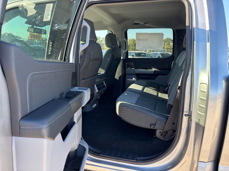 Ford Super Duty F-350 SRW Vehicle Full-screen Gallery Image 13