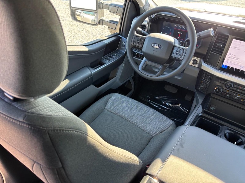 Ford Super Duty F-350 SRW Vehicle Full-screen Gallery Image 14
