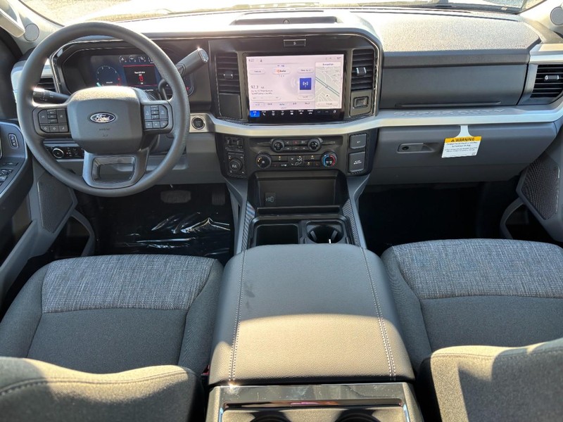 Ford Super Duty F-350 SRW Vehicle Full-screen Gallery Image 15