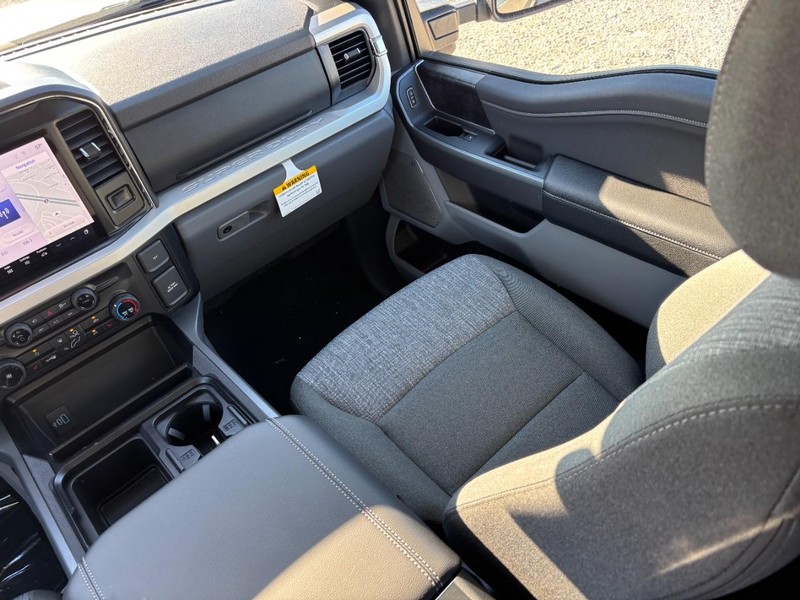 Ford Super Duty F-350 SRW Vehicle Full-screen Gallery Image 16