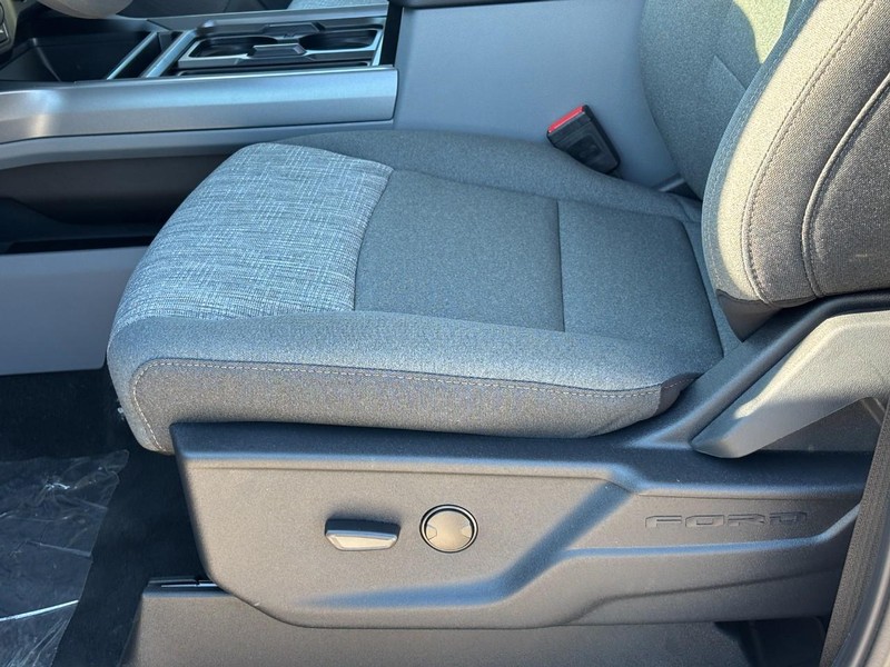 Ford Super Duty F-350 SRW Vehicle Full-screen Gallery Image 17