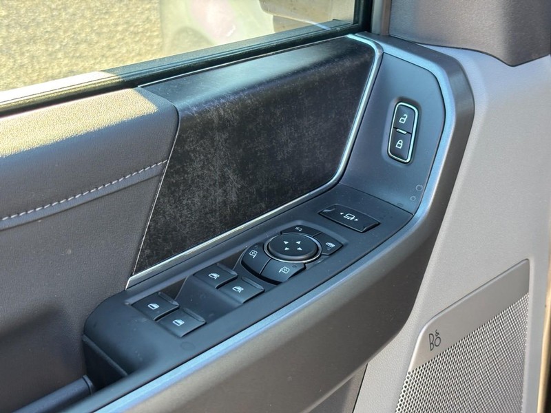 Ford Super Duty F-350 SRW Vehicle Full-screen Gallery Image 18