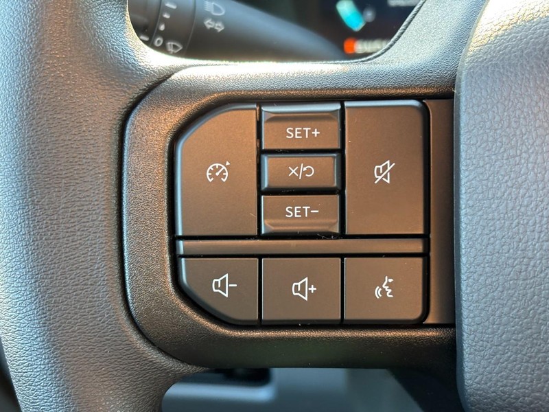 Ford Super Duty F-350 SRW Vehicle Full-screen Gallery Image 19