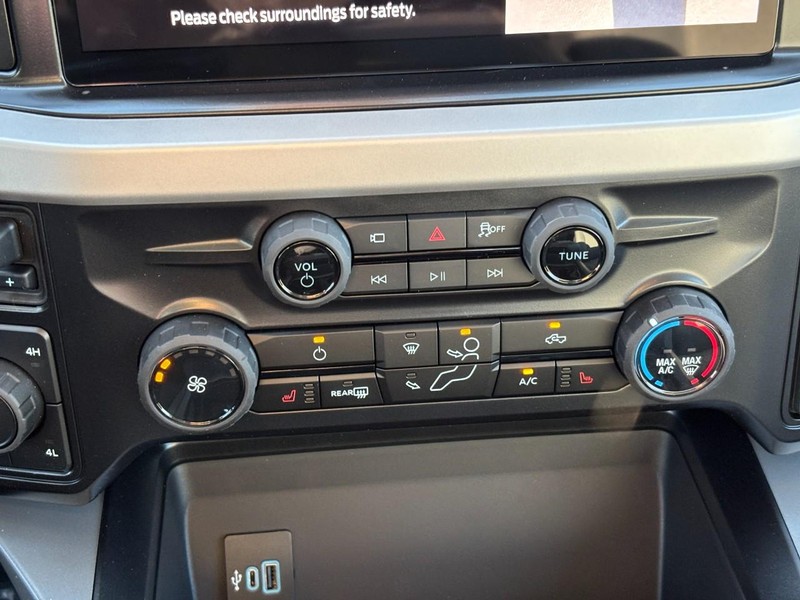 Ford Super Duty F-350 SRW Vehicle Full-screen Gallery Image 25