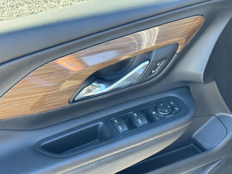GMC Terrain Vehicle Full-screen Gallery Image 18