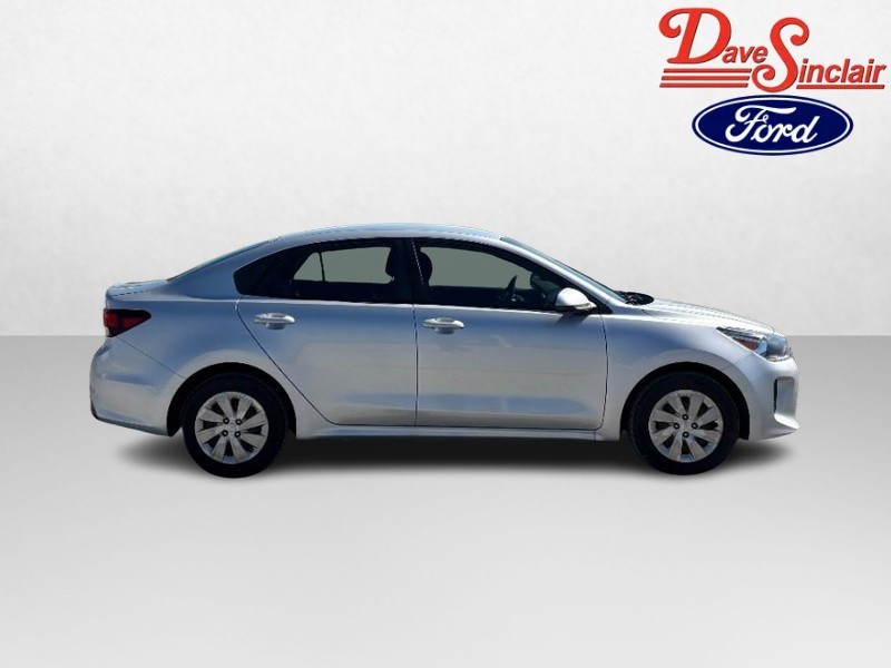 Kia Rio Vehicle Full-screen Gallery Image 05