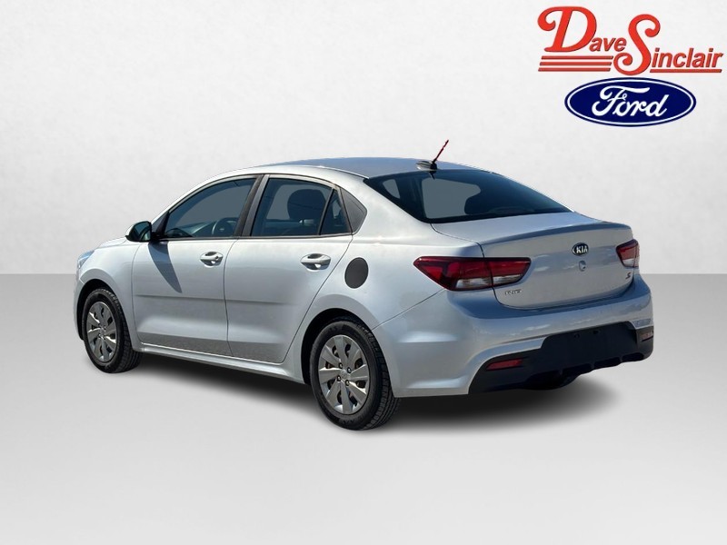 Kia Rio Vehicle Full-screen Gallery Image 09