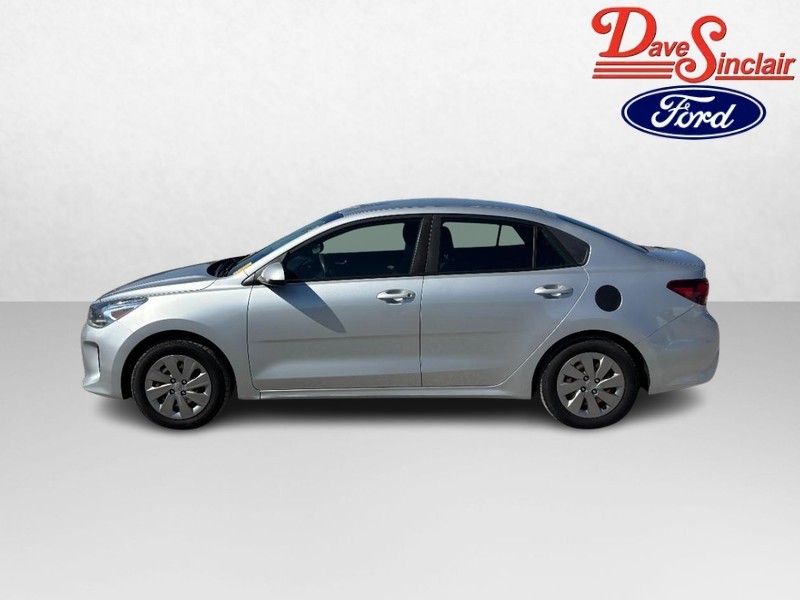 Kia Rio Vehicle Full-screen Gallery Image 10
