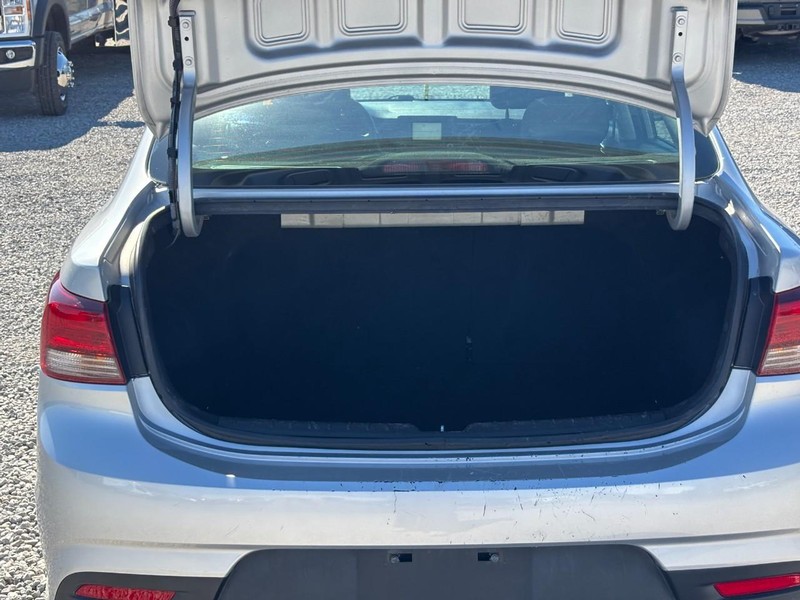 Kia Rio Vehicle Full-screen Gallery Image 11