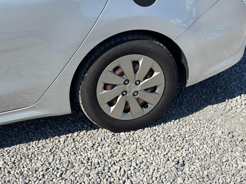 Kia Rio Vehicle Full-screen Gallery Image 12