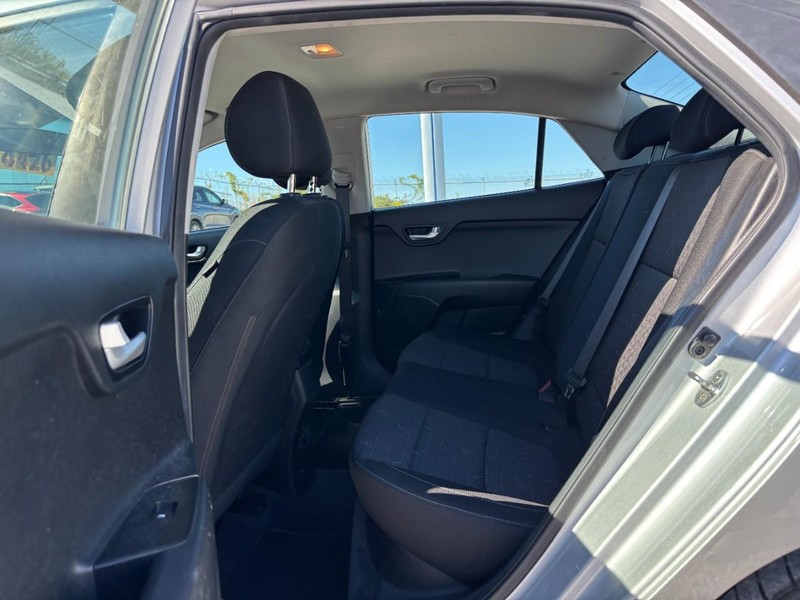 Kia Rio Vehicle Full-screen Gallery Image 13