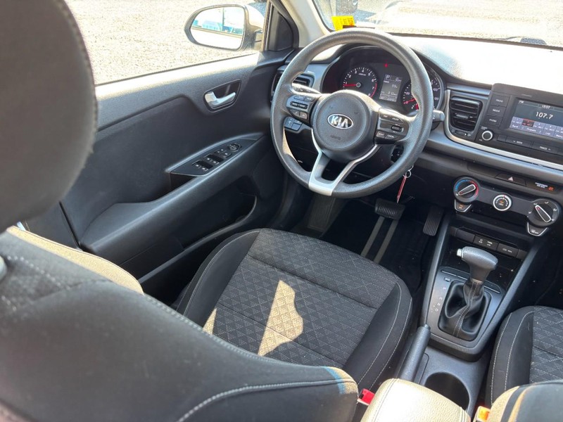Kia Rio Vehicle Full-screen Gallery Image 14