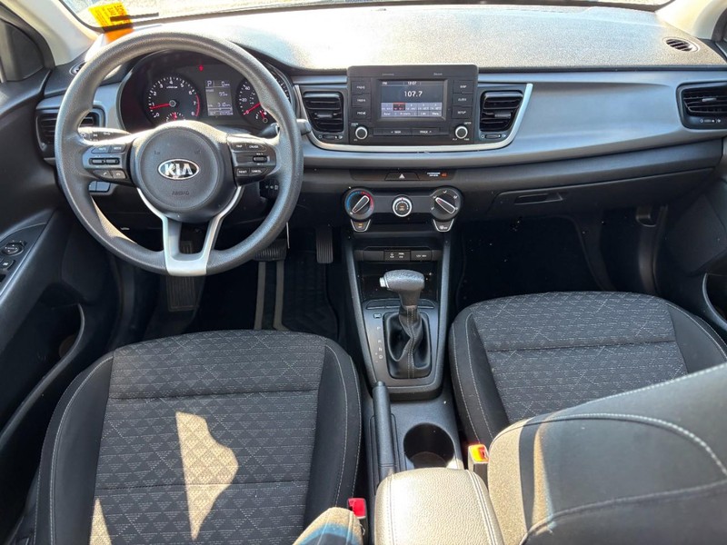 Kia Rio Vehicle Full-screen Gallery Image 15