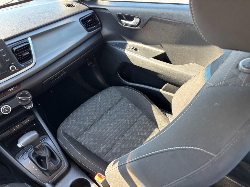 Kia Rio Vehicle Full-screen Gallery Image 16