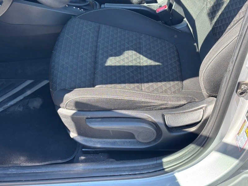Kia Rio Vehicle Full-screen Gallery Image 17