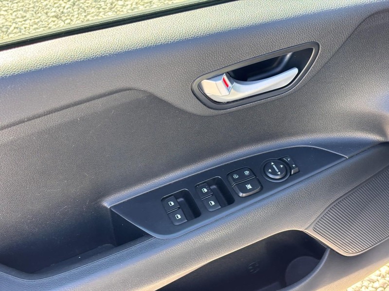 Kia Rio Vehicle Full-screen Gallery Image 18