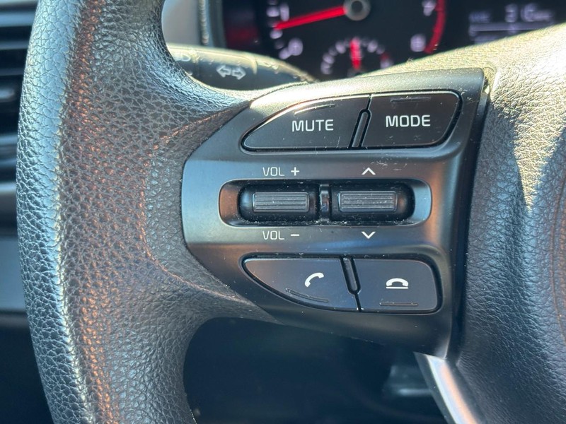 Kia Rio Vehicle Full-screen Gallery Image 19
