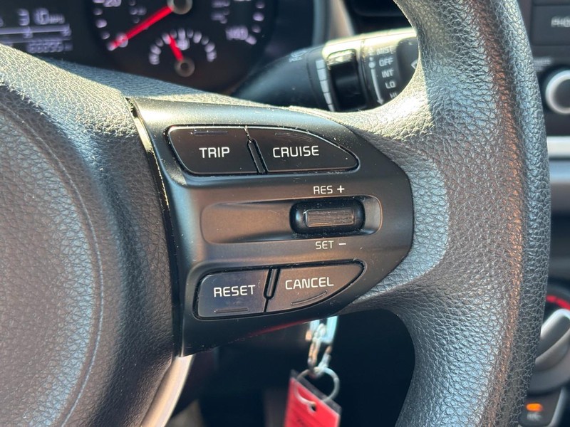 Kia Rio Vehicle Full-screen Gallery Image 20
