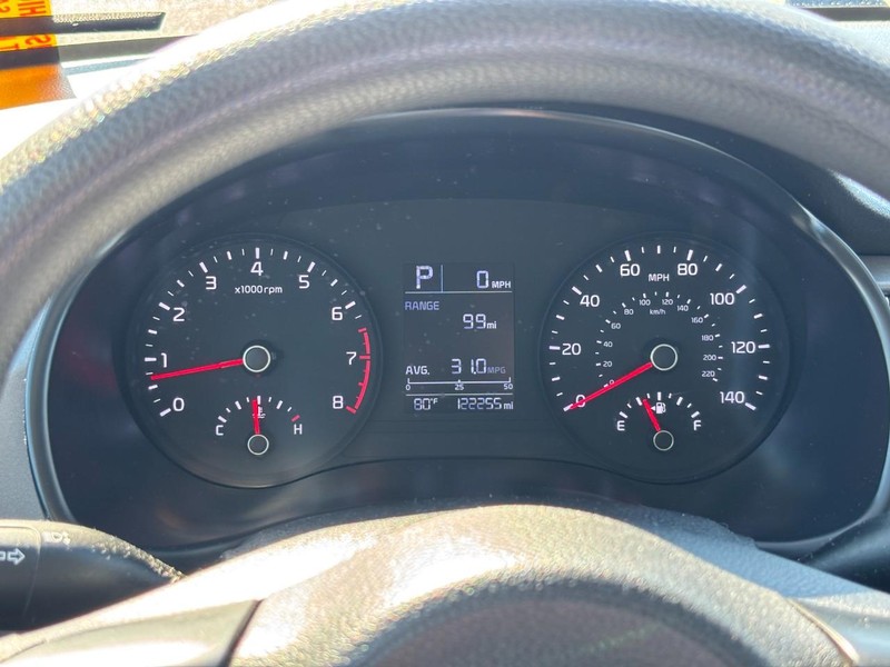 Kia Rio Vehicle Full-screen Gallery Image 21