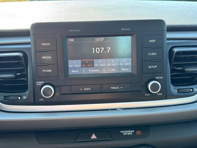 Kia Rio Vehicle Full-screen Gallery Image 22