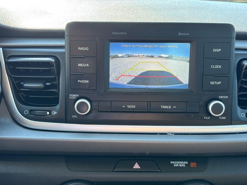 Kia Rio Vehicle Full-screen Gallery Image 23