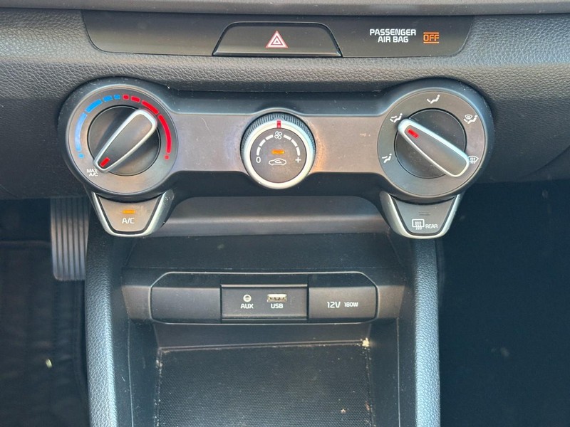 Kia Rio Vehicle Full-screen Gallery Image 24