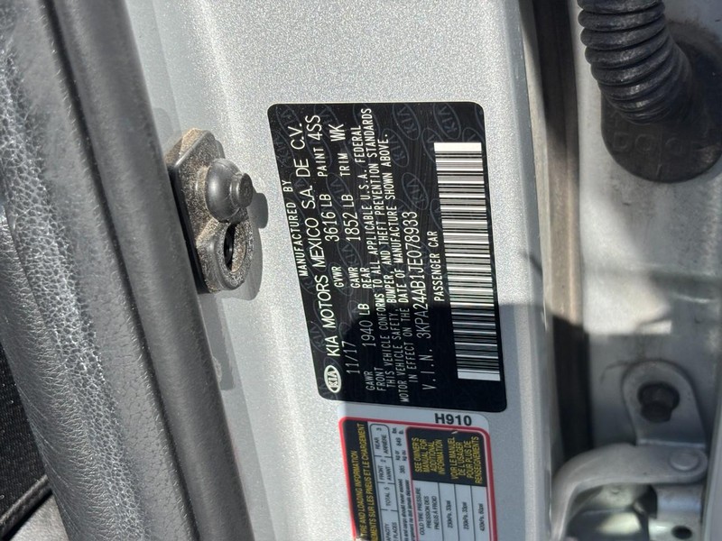 Kia Rio Vehicle Full-screen Gallery Image 25