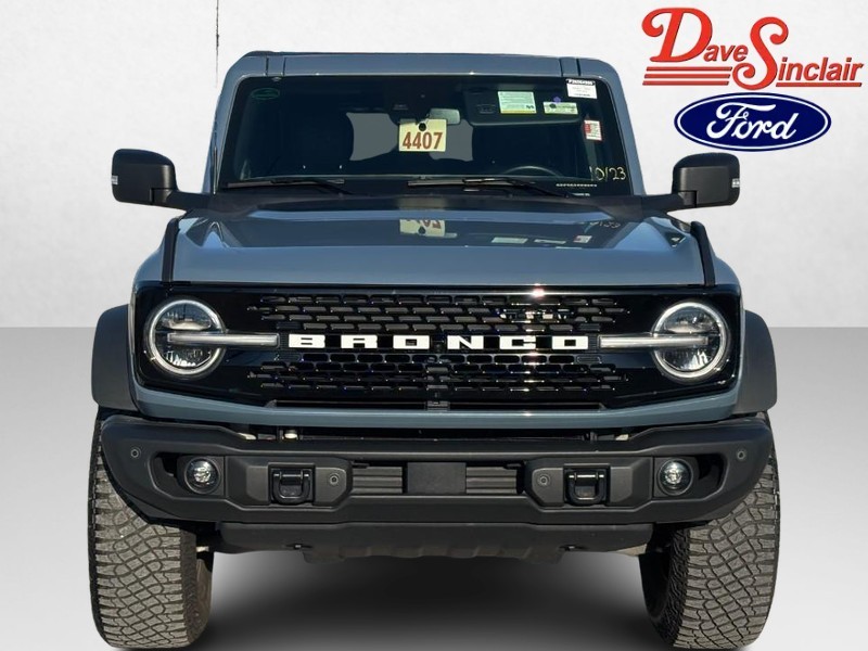 Ford Bronco Vehicle Full-screen Gallery Image 02