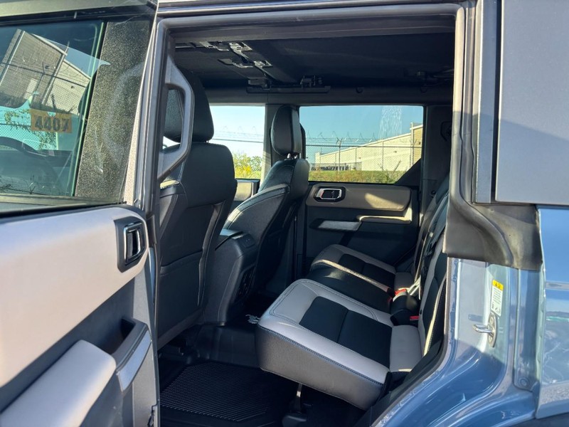 Ford Bronco Vehicle Full-screen Gallery Image 13