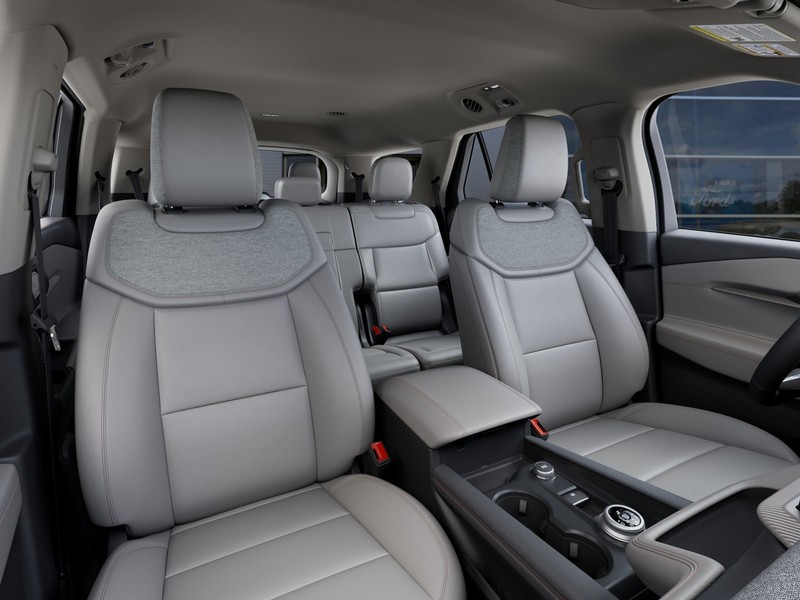 Ford Explorer Vehicle Full-screen Gallery Image 12