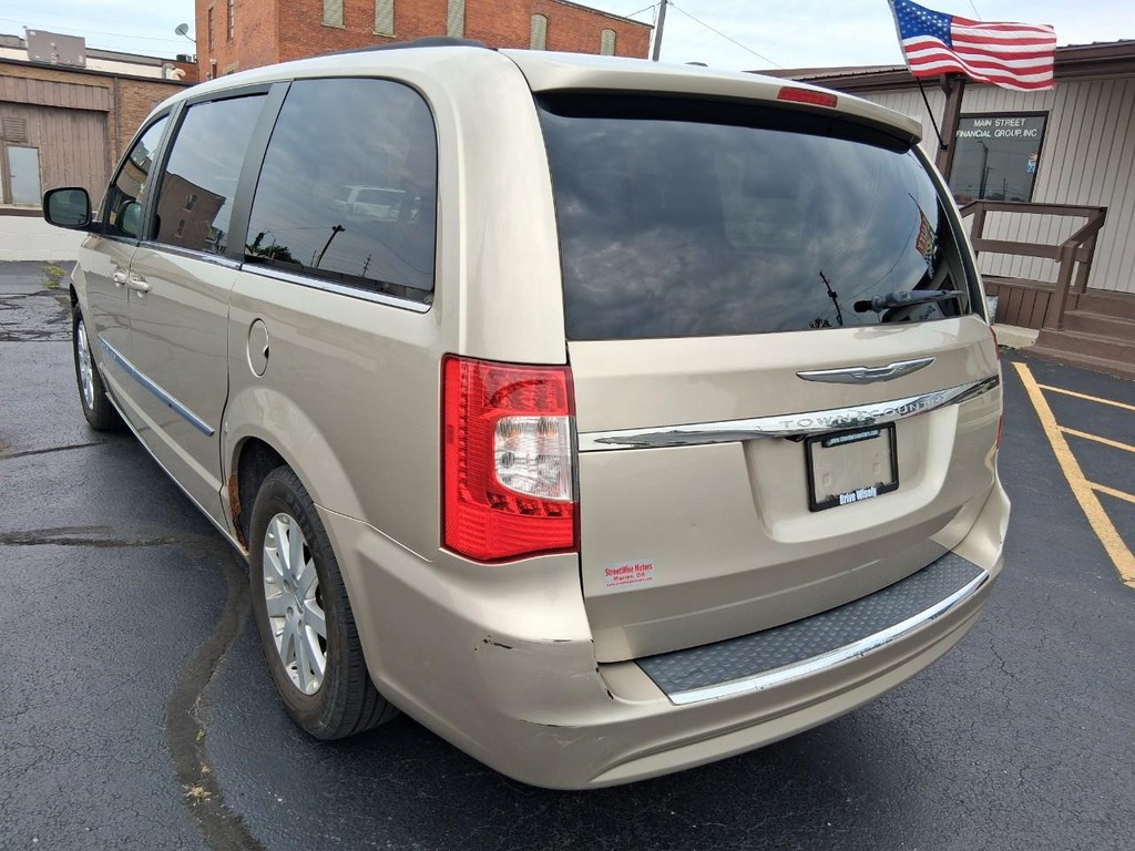 Chrysler Town & Country Vehicle Full-screen Gallery Image 03