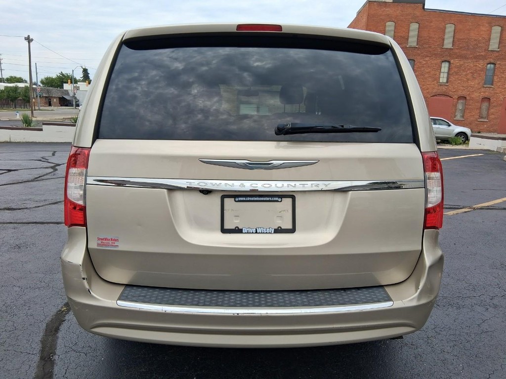 Chrysler Town & Country Vehicle Full-screen Gallery Image 04