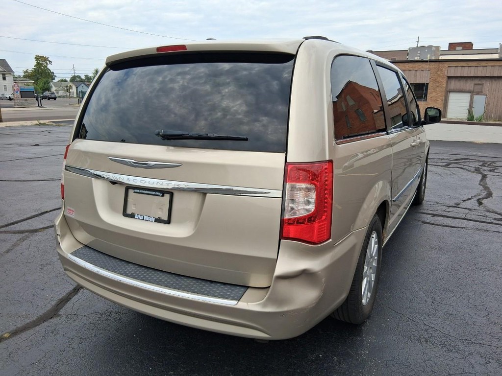 Chrysler Town & Country Vehicle Full-screen Gallery Image 05