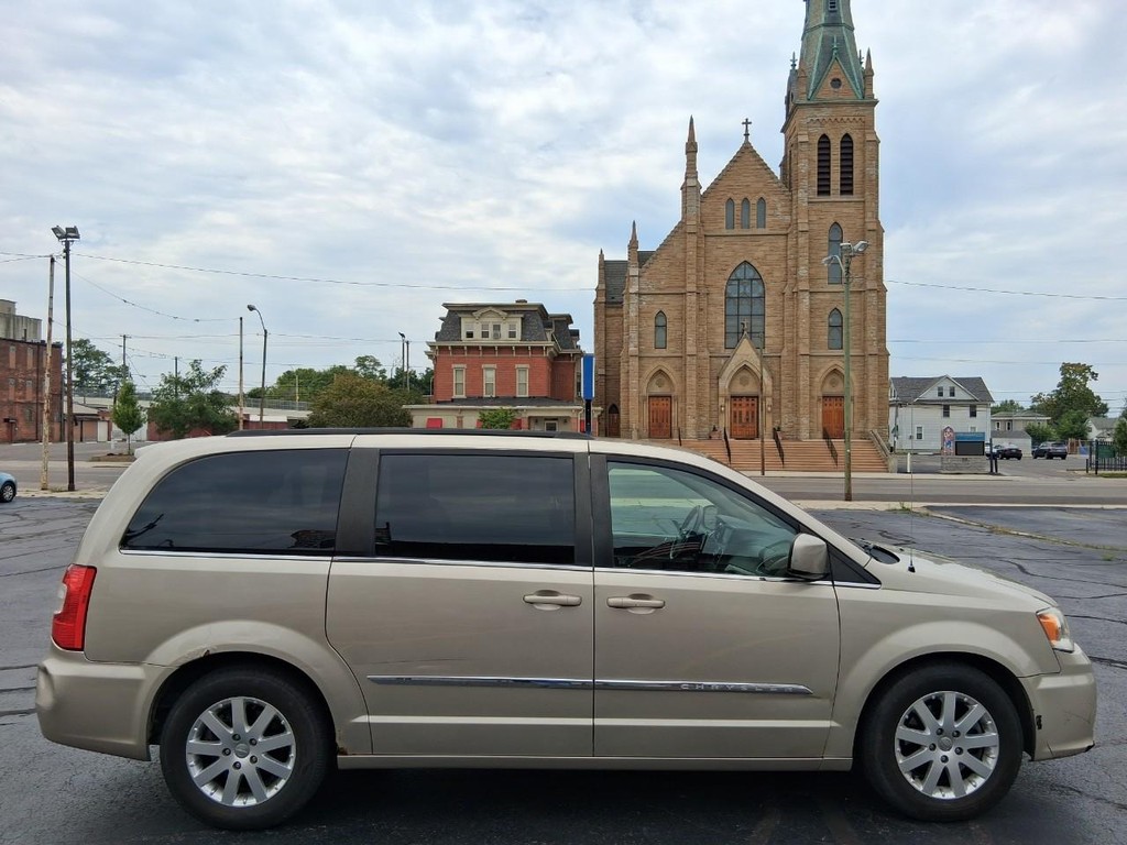 Chrysler Town & Country Vehicle Full-screen Gallery Image 06