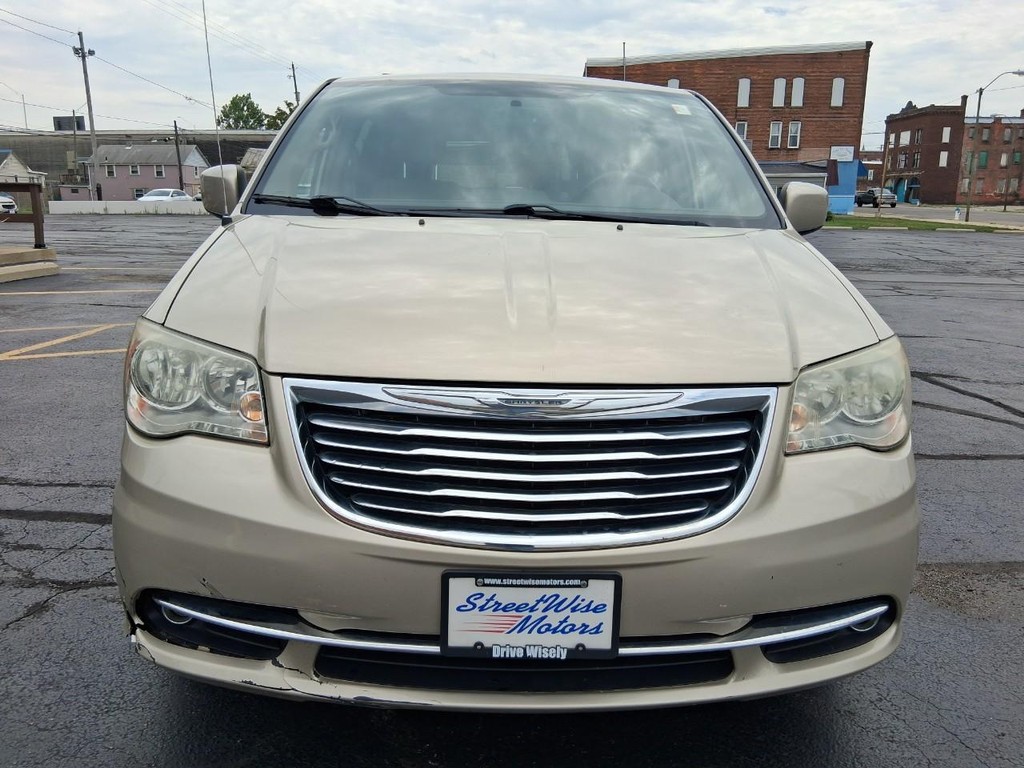 Chrysler Town & Country Vehicle Full-screen Gallery Image 08