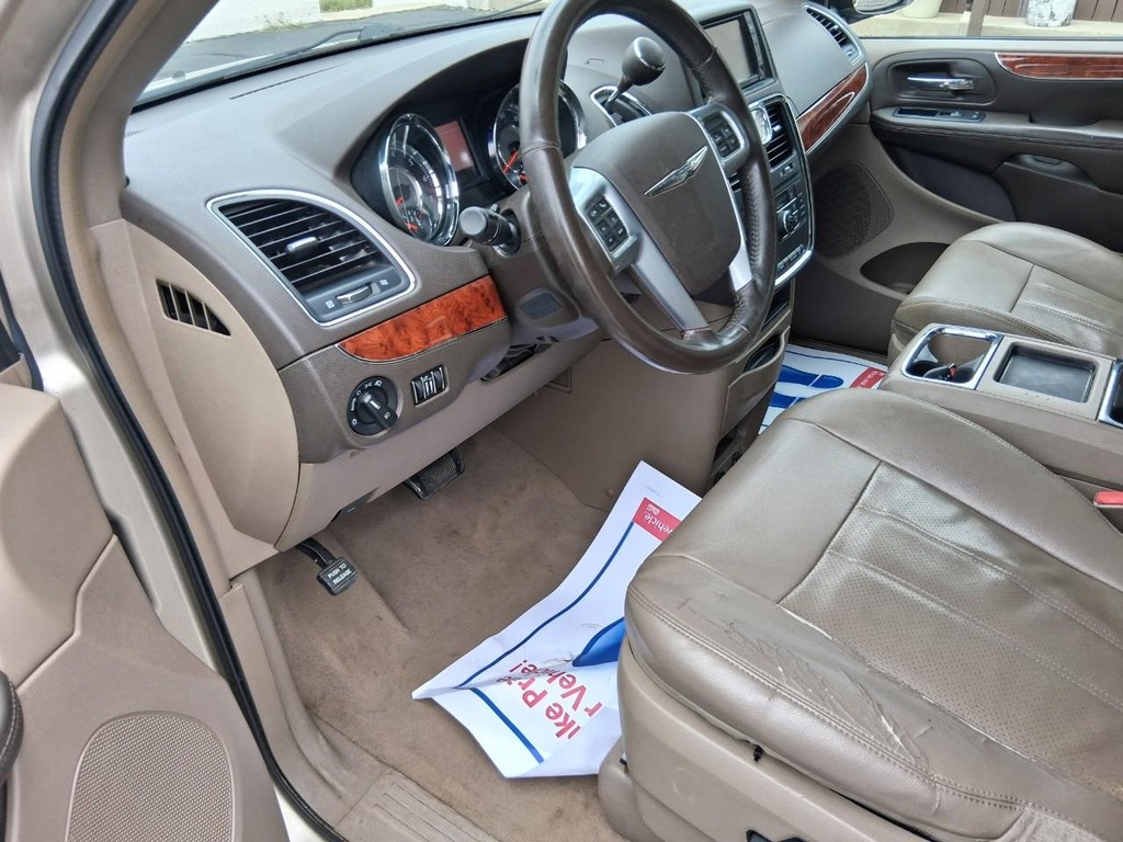 Chrysler Town & Country Vehicle Full-screen Gallery Image 09