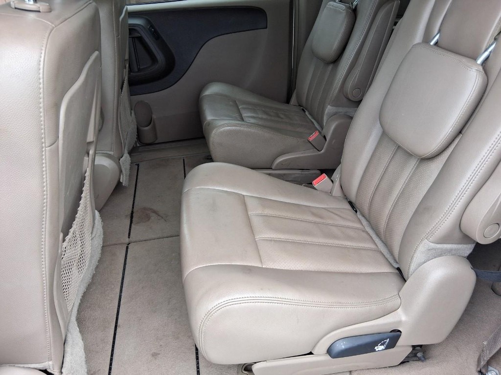 Chrysler Town & Country Vehicle Full-screen Gallery Image 10