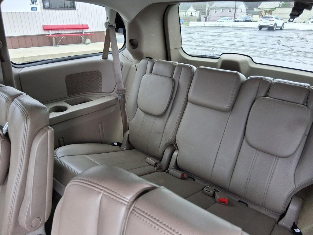 Chrysler Town & Country Vehicle Full-screen Gallery Image 11