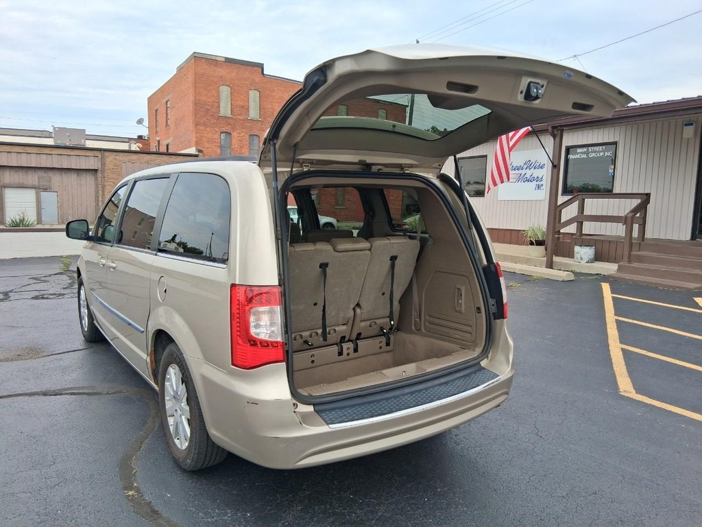 Chrysler Town & Country Vehicle Full-screen Gallery Image 12