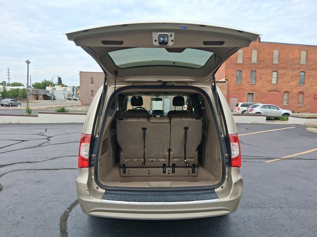 Chrysler Town & Country Vehicle Full-screen Gallery Image 13