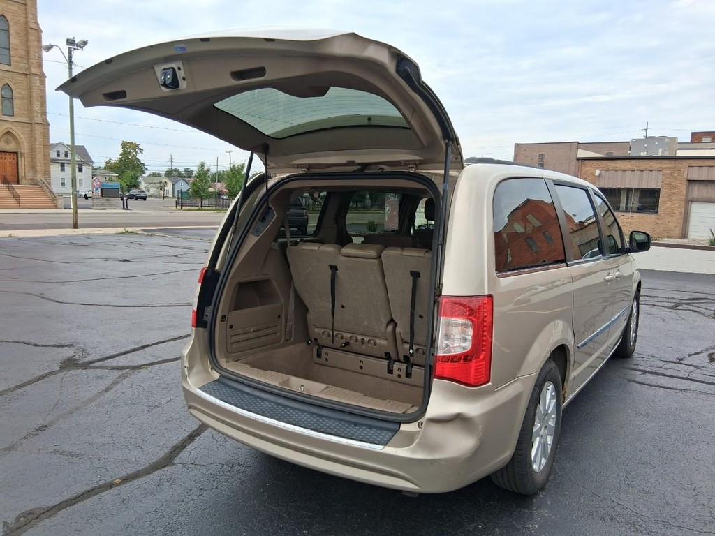 Chrysler Town & Country Vehicle Full-screen Gallery Image 14