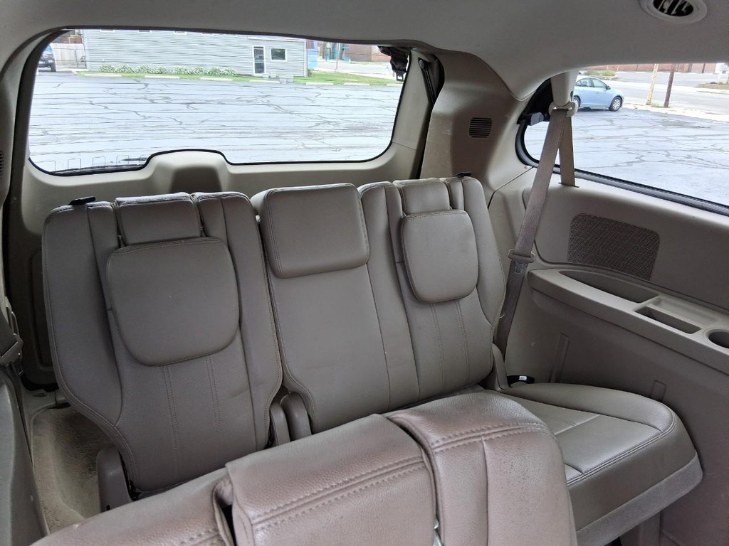 Chrysler Town & Country Vehicle Full-screen Gallery Image 15