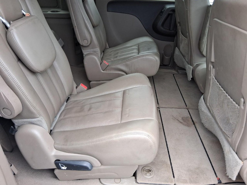 Chrysler Town & Country Vehicle Full-screen Gallery Image 16